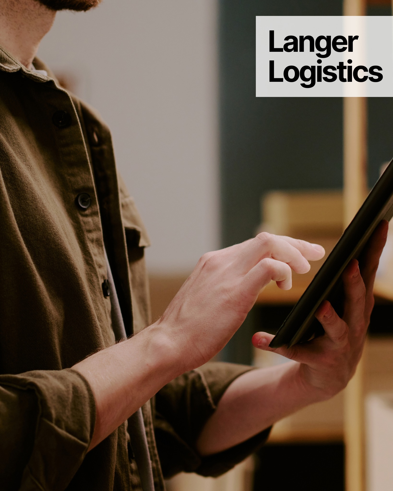 Mitarbeiter von Langer Logistics bei der digitalen Auftragsplanung