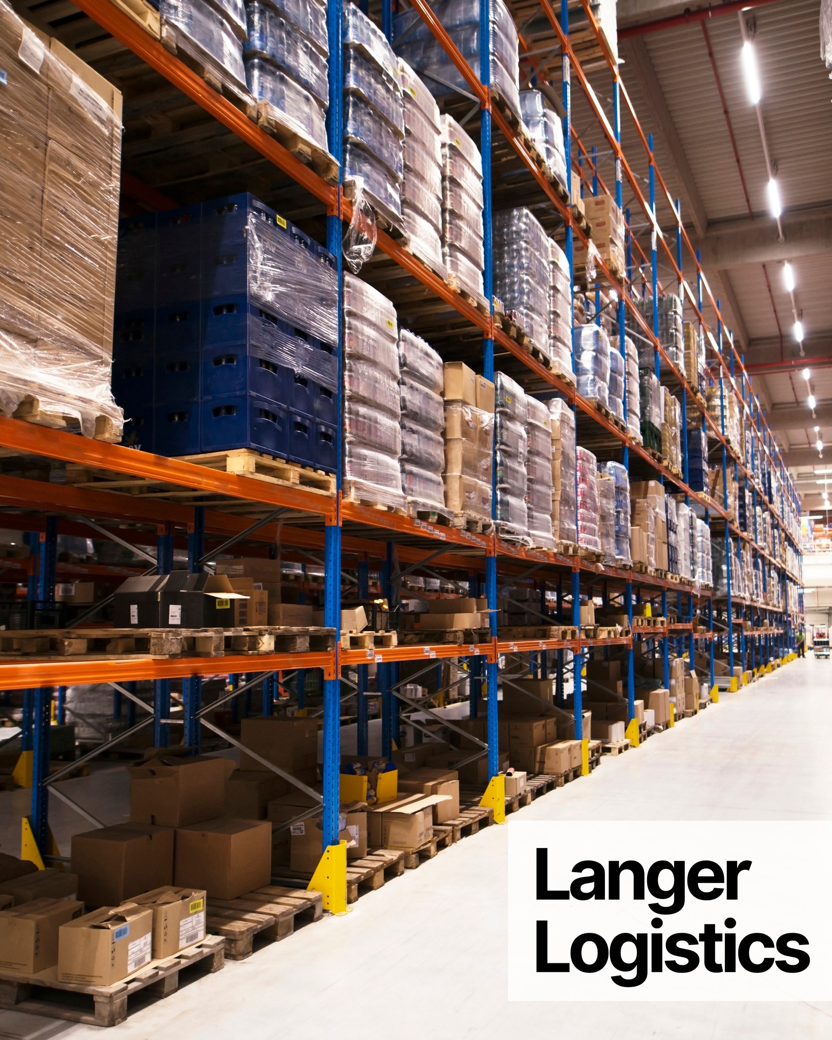 Warenlager von Langer Logistics mit palettierten Beständen im Hochregal